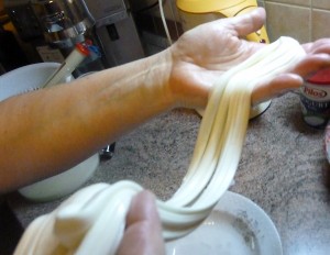 Po zahřátí je mozzarella úžasně tvárná a tak znovu hněteme a upravíme do požadovaného tvaru